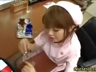 Aziatisch harig verpleegster afrukken en klaarkomen