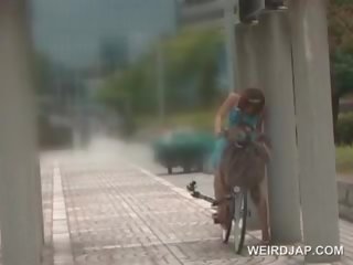 Aziatisch pop rijden de bike spuitende alle haar poesje juices